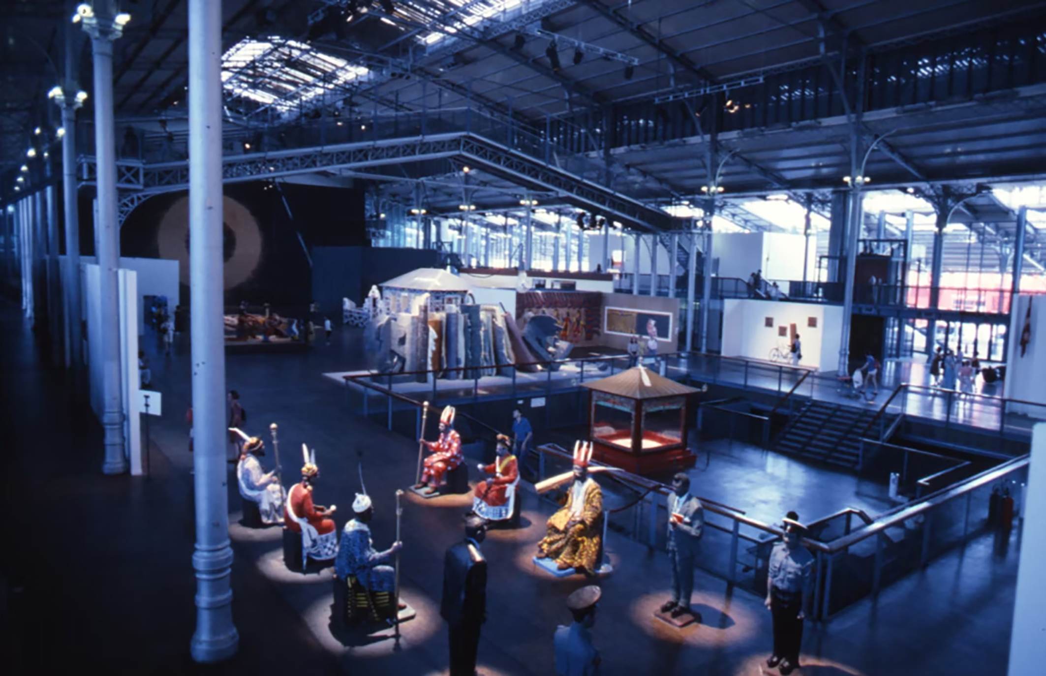 Aspecto de la exposición Magiciens de la terre, comisariada por Jean-Hubert Martin. Centre Georges-Pompidou y la Grande Halle de la Villette, París, 1989.