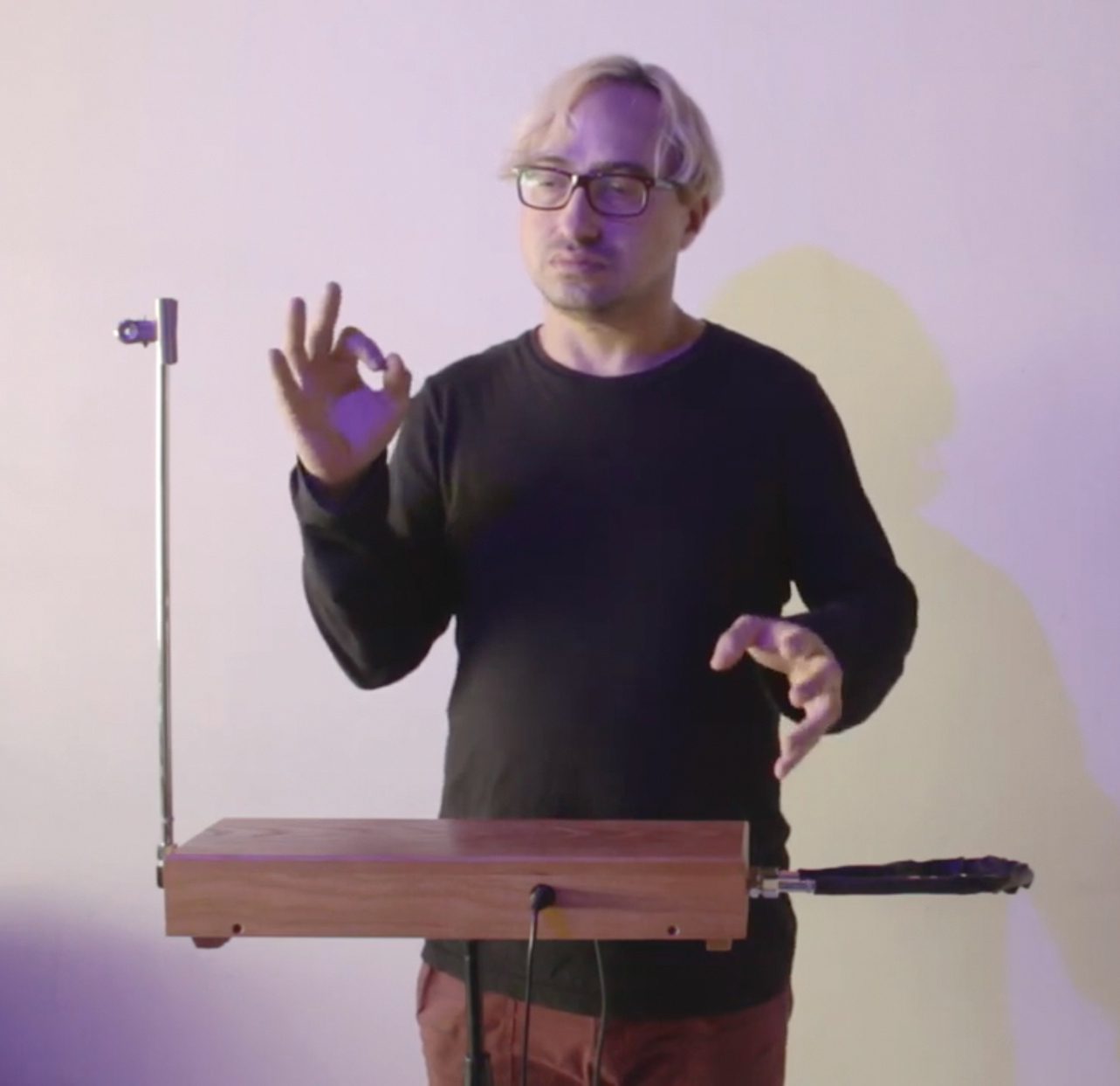 Etheremick ejecutando el theremin.