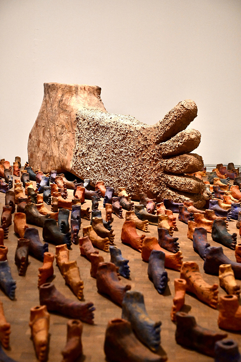 Detalle de la instalación Nómadas II (1998) de Marta Palau. Colección Gassol Palau. Foto: Gasull Fotografia. Museu Tàpies, Barcelona, 2025.