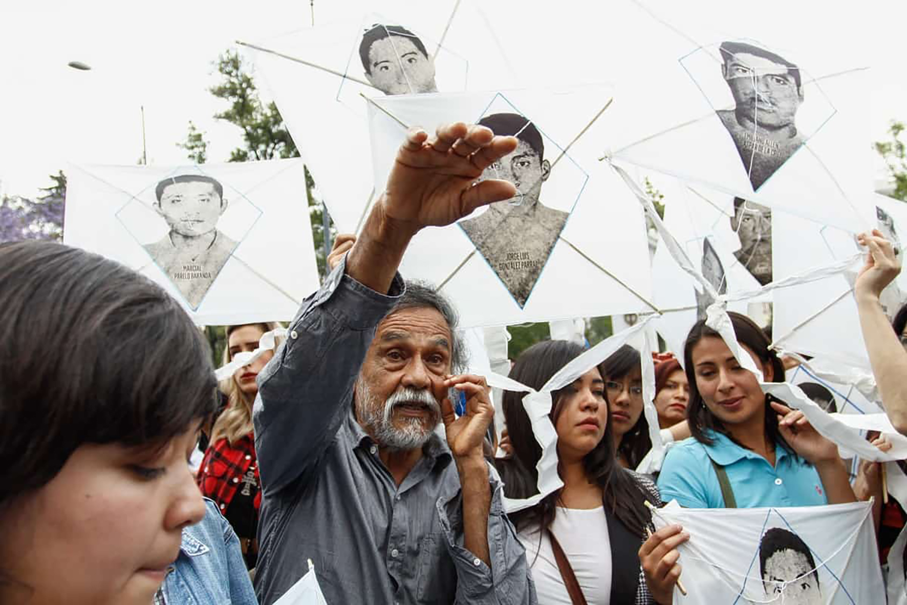 43 papalotes por Ayotzinapa, de Toledo. A punto de Iniciar el vuelo. Sonia RíoDoce (2019). 