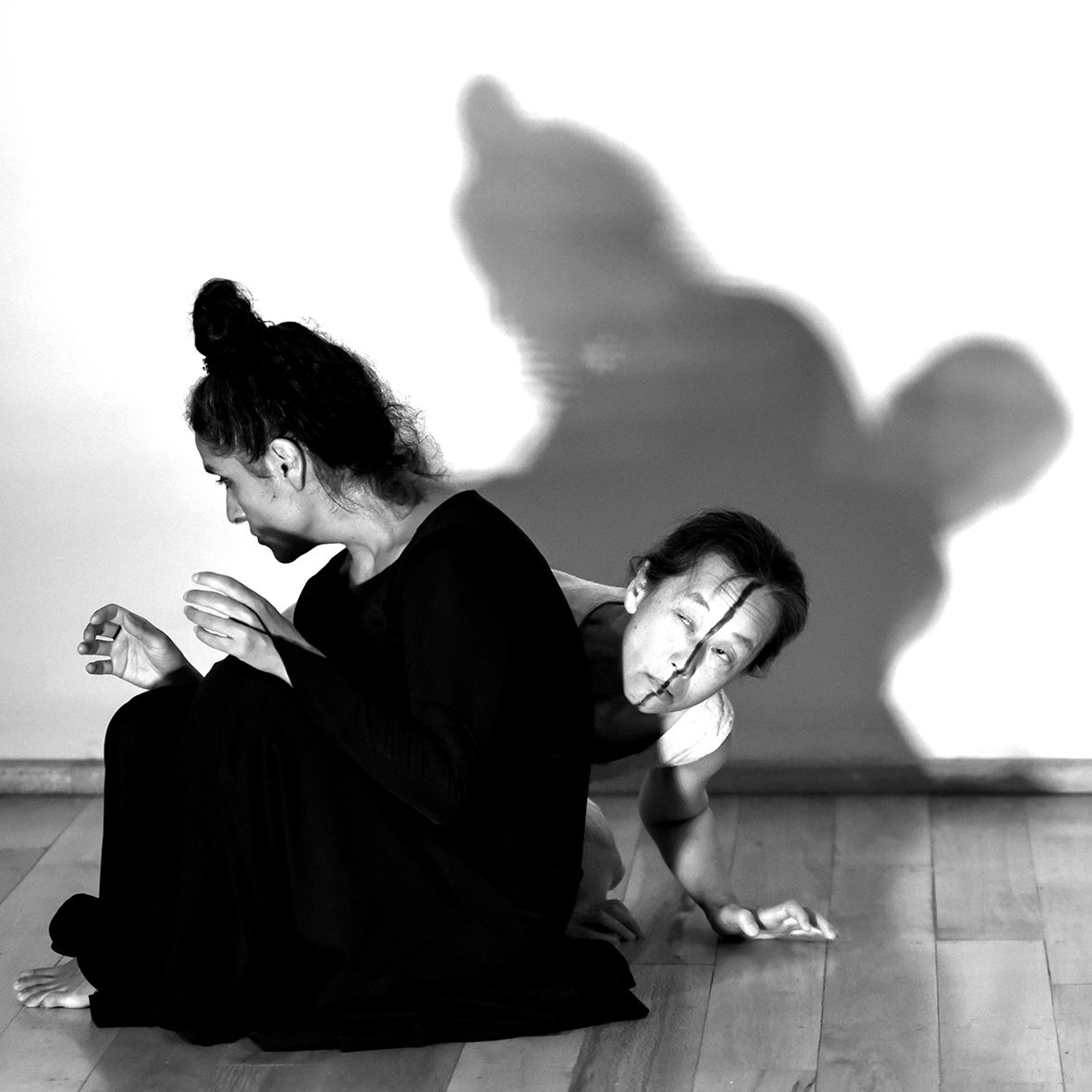Fragilidad. Bailarinas: Makiko Tominaga y Eugenia Vargas. Foto cortesía © Alberto Guzmán.